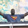 Shaquille O’Neal shows his impressive piano ‘skills’ and shock fans with his R&B spirit as he covers a Brian McKnight hit